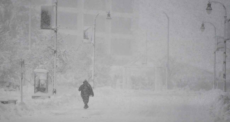 যুক্তরাষ্ট্রে তুষারঝড়: হাজারো ফ্লাইট বাতিল, বিদ্যুৎহীন লাখো পরিবার