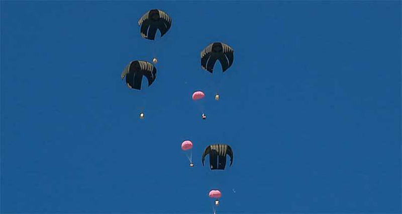 গাজায় বিমান থেকে ফেলা ত্রাণের বস্তার নিচে চাপা পড়ে পাঁচ ফিলিস্তিনি নিহত