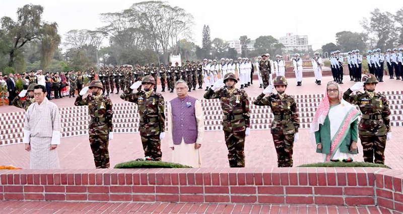 শহীদ স্মরণে স্মৃতিসৌধে রাষ্ট্রপতি, প্রধানমন্ত্রীর সঙ্গী ভুটানের রাজা