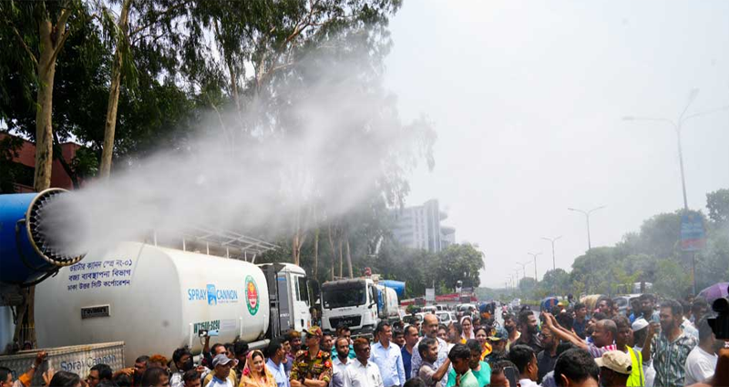 তাপপ্রবাহ: নগরবাসীকে স্বস্তি দিতে রাস্তায় পানি ছিটাচ্ছে ডিএনসিসি