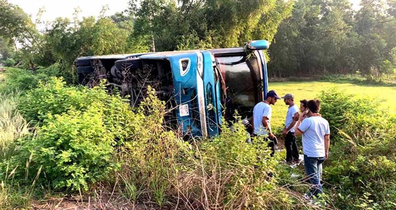 মহাসড়কে যাত্রীবাহী বাস উল্টে নিহত ৫