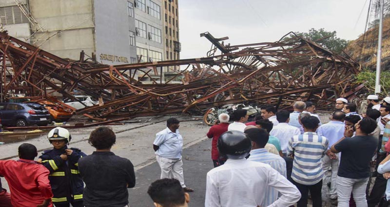 মুম্বইয়ে বিলবোর্ড ভেঙে নিহত ১৪