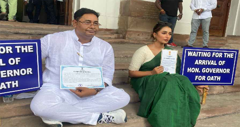‘শপথের অপেক্ষায়’ বিধানসভায় ধর্নায় বসলেন সায়ন্তিকা-রায়াত!