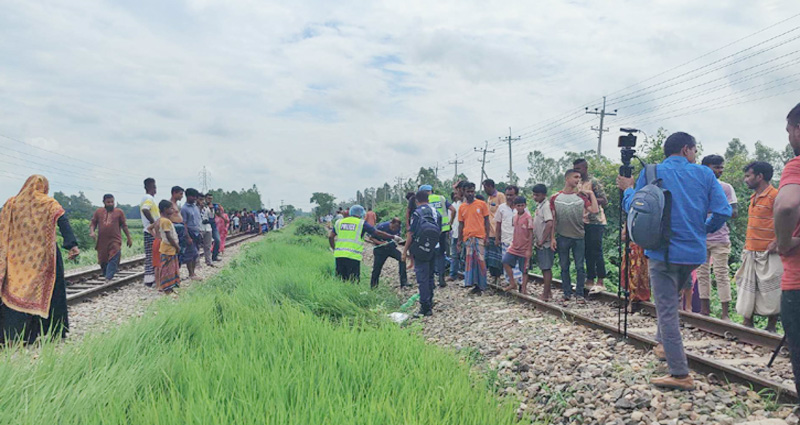 নরসিংদীতে ট্রেনে কাটা পড়ে ৫  জনের মৃত্যু