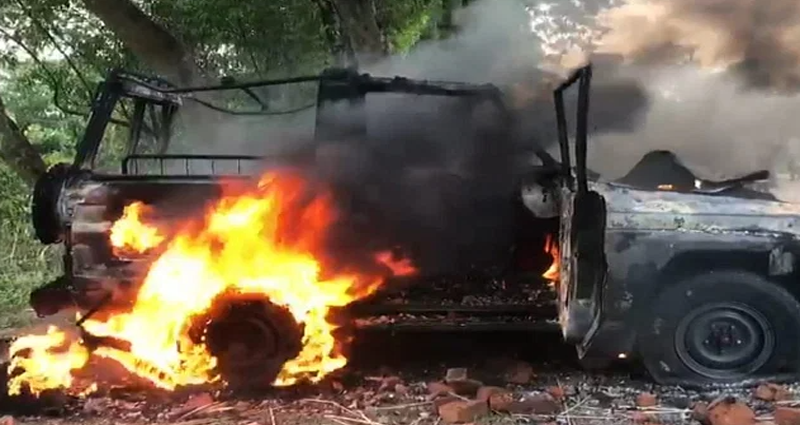 গোপালগঞ্জে সেনাবাহিনীর গাড়িতে আগুন, অস্ত্র ছিনিয়ে নিয়ে মিছিল: আহত ১৫