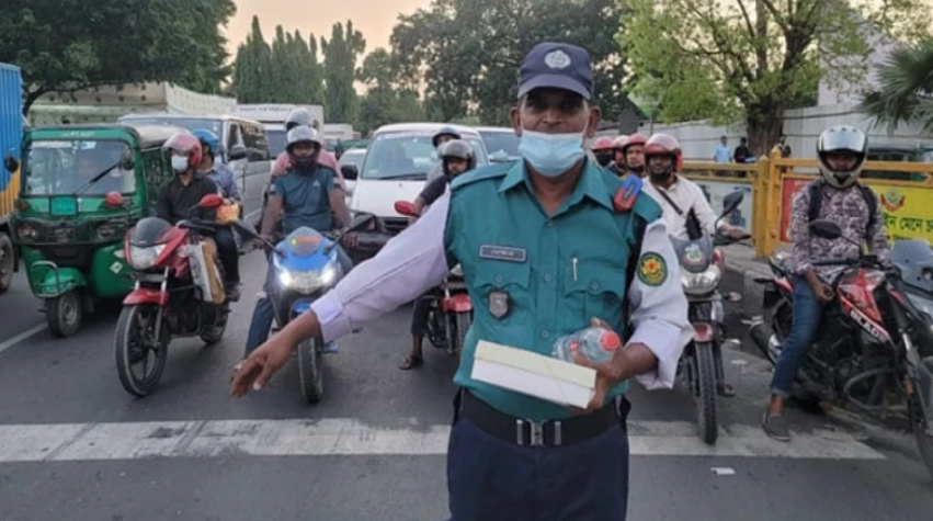 সড়কে ফিরেছে ট্রাফিক পুলিশ