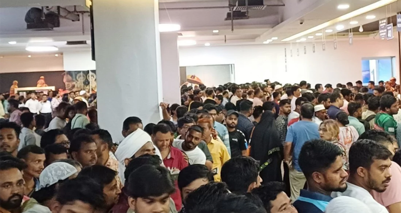 ভিসার দাবিতে বিক্ষোভ, ‘ভার‌তের দালালরা হুঁশিয়ার সাবধান, ভিসা দে নই‌লে টাকা ফেরত দে’