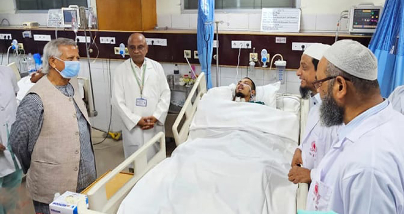 গণ-আন্দোলনে আহতদের দেখতে নিউরোসায়েন্সেস হাসপাতালে ড. ইউনূস