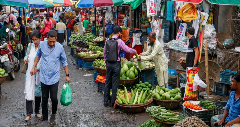 বাজারে সিন্ডিকেট, দ্রব্যমূল্যে অসহায় নিম্ন আয়ের মানুষ