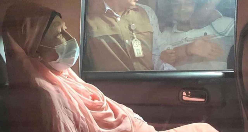 মার্কিন দূতাবাসে ফিঙ্গারপ্রিন্ট দিলেন খালেদা জিয়া