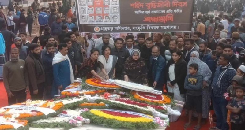 ফুলেল শ্রদ্ধায় জাতির শ্রেষ্ঠ সন্তানদের স্মরণ