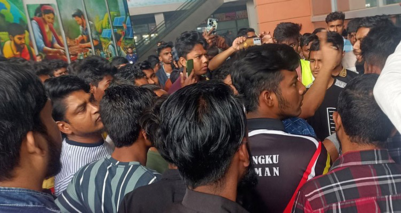 বাণিজ্য মেলায় সংঘর্ষ, আহত ১৬