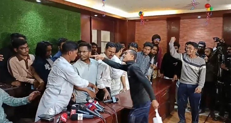 সমন্বয়কদের দ্বন্দ্ব প্রকাশ্যে: কেন্দ্রীয় সহসমন্বয়ক রাফিকে চাঁদাবাজ উল্লেখ্য করে স্লোগান