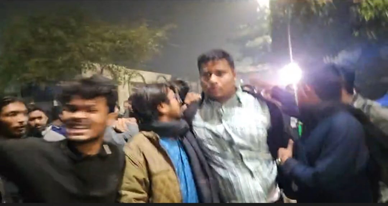 তোপের মুখে হাসনাত আবদুল্লাহ, ভুয়া ভুয়া স্লোগানে ধাওয়া দেয় শিক্ষার্থীরা