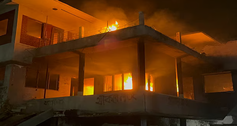 ধানমন্ডি-৩২ নম্বরে বঙ্গবন্ধুর বাড়ি ভাঙচুর, অগ্নিসংযোগ