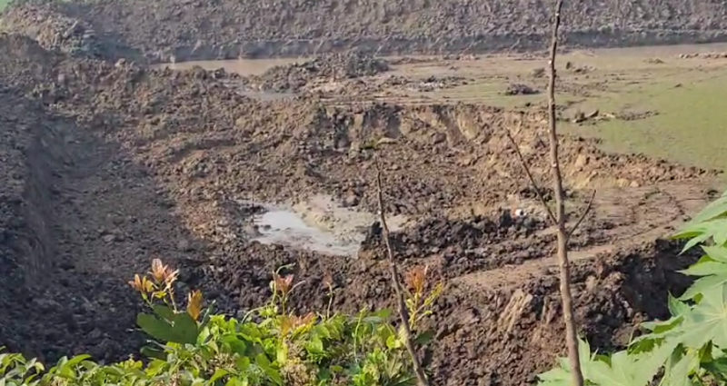 কালীগঞ্জে নিষেধাজ্ঞা অমান্য করে কৃষি জমির মাটি কাটায় ভেকু জব্দ