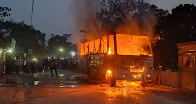 কালীগঞ্জে প্রাণ-আরএফএলের শ্রমিকবাহী চলন্ত বাসে আগুন, আহত ৭