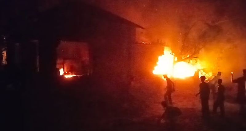 মাগুরায় শিশু ধর্ষণে অভিযুক্তদের বাড়িতে আগুন দিয়েছে বিক্ষুব্ধ জনতা
