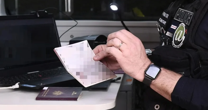 আলজেরিয়া থেকে দুই ফরাসি গুপ্তচরকে বহিষ্কার