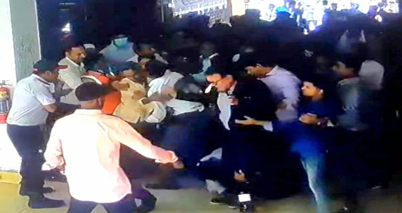 অটোপাসের দাবিতে জাতীয় বিশ্ববিদ্যালয়ের উপাচার্যের ওপর হামলা