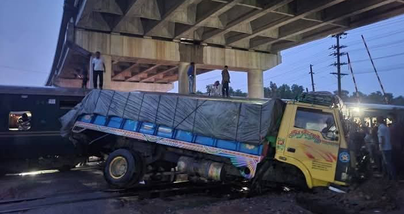 পূবাইলে ট্রাকের সঙ্গে ট্রেনের সংঘর্ষ