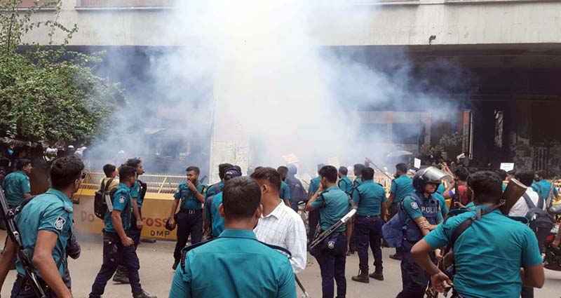 উত্তপ্ত প্রেসক্লাব, একাধিক সাউন্ড গ্রেনেড নিক্ষেপ