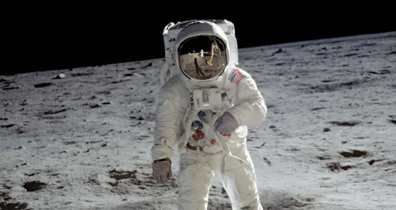 ইতিহাসে প্রথমবারের মত চাঁদের মাটিতে পা রাখে মানুষ