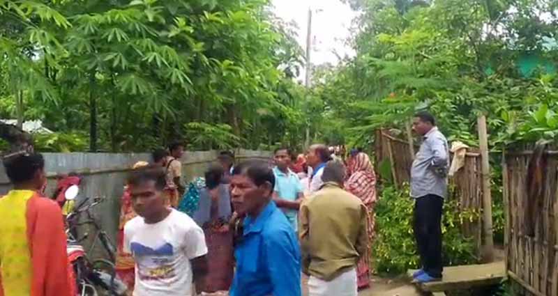 সেপটিক ট্যাংকে মোবাইল তুলতে গিয়ে ৪ তরুণের মৃত্যু