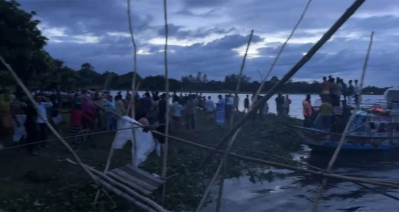 কালিয়াকৈরে বিলে ঘুরতে বেরিয়ে নৌকাডুবে ৩ বন্ধু নিখোঁজ