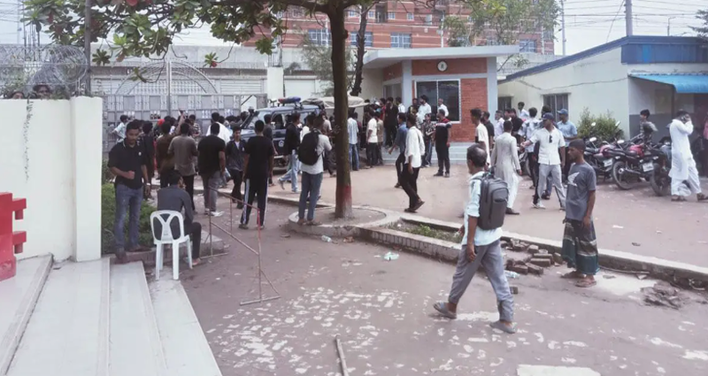 মাইলস্টোনে শিক্ষার্থীদের সঙ্গে পুলিশের ধাওয়া-পাল্টাধাওয়া, আহত ৩