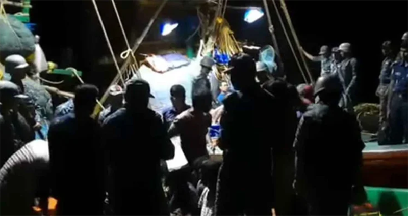 ৩৪ ভারতীয় জেলে ও দুটি ফিশিং ট্রলার আটক করেছে বাংলাদেশ নৌবাহিনী