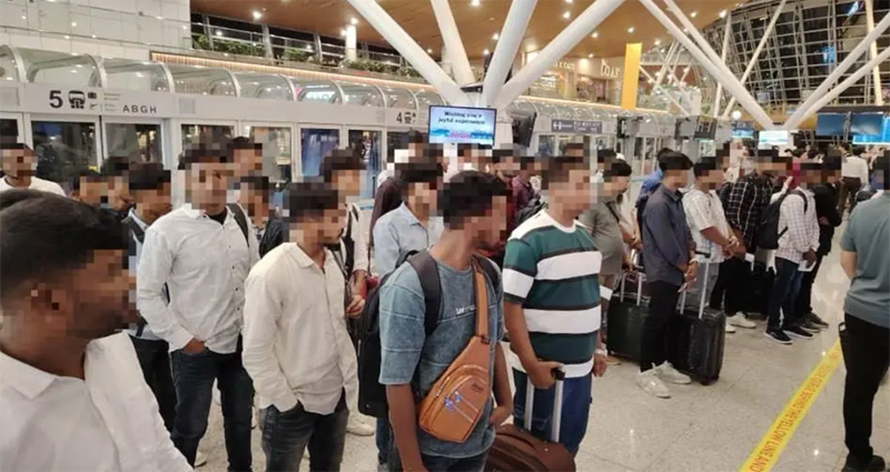 ৯৮ বাংলাদেশিকে বিমানবন্দরে আটকে দিলো মালয়েশিয়া