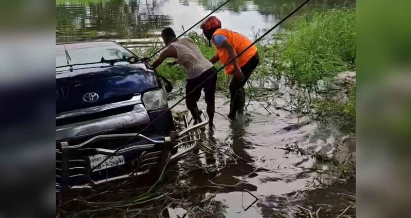 নোয়াখালীতে নিয়ন্ত্রণ হারিয়ে মাইক্রোবাস খালে, একই পরিবারের ৭ জন নিহত