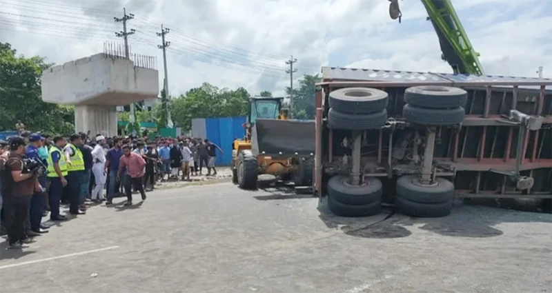 কাভার্ডভ্যান উল্টে প্রাইভেটকারের ওপর, একই পরিবারের ৪ জন নিহত