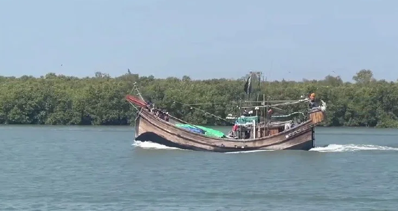 নৌকাসহ বাংলাদেশি ১২ জেলেকে ধরে নিয়ে গেল আরাকান আর্মি