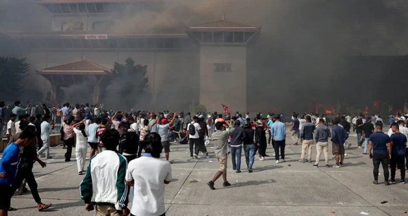 নেপালে জেল ভেঙে পালাচ্ছে বন্দিরা!