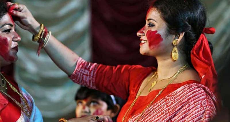 বিজয়া দশমীতে দেবীর বিদায়বেলায় ‘সিঁদুর খেলা’