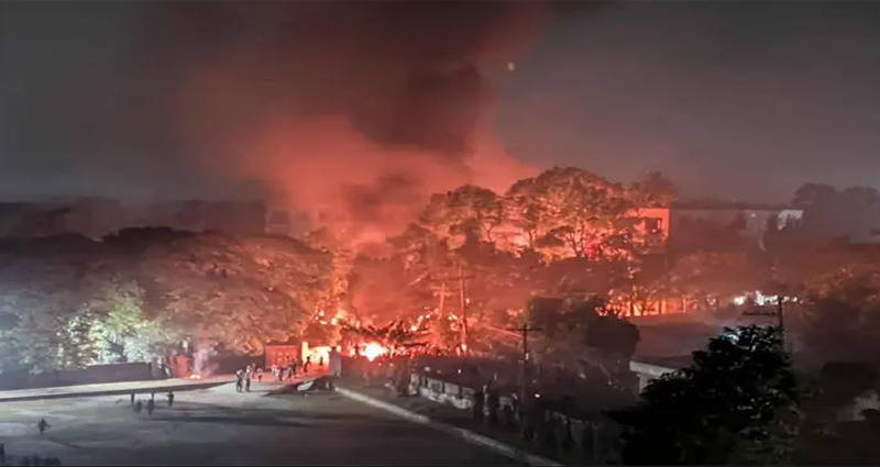 রাতভর ড্যাফোডিল ও সিটি ইউনিভার্সিটির শিক্ষার্থীদের মধ্যে সংঘর্ষ, অগ্নিসংযোগ, ভাঙচুর