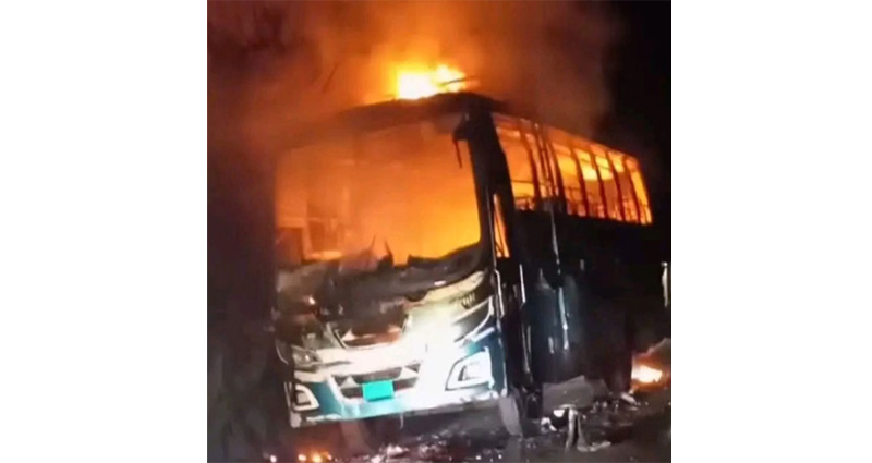 মানিকগঞ্জে থেমে থাকা স্কুলবাসে দুর্বৃত্তদের আগুন, চালক দগ্ধ