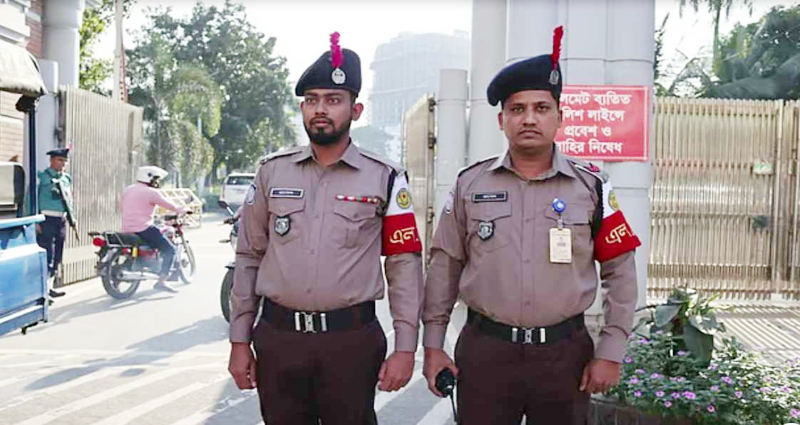 নতুন পোশাকে পুলিশ