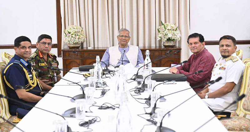 নির্বাচনের প্রস্তুতি নিয়ে তিন বাহিনী প্রধানের সঙ্গে প্রধান উপদেষ্টার সাক্ষাৎ