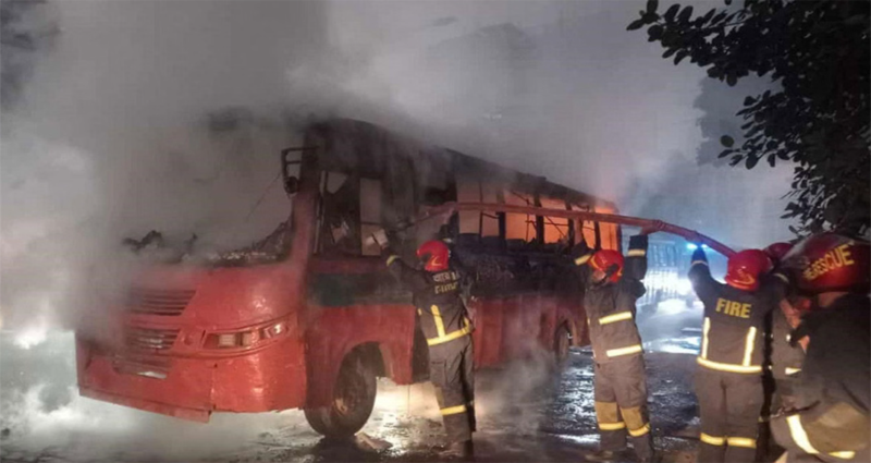 শাহজাদপুর-মেরুল বাড্ডায় ২ বাসে আগুন