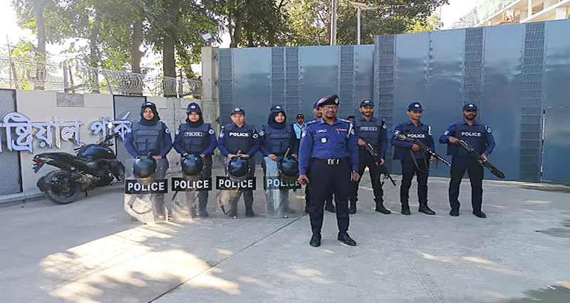 কালিয়াকৈরে গ্রামীণ ইন্ডাস্ট্রিয়াল পার্কের সামনে ককটেল বিস্ফোরণ ও অগ্নিসংযোগ