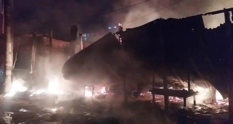 গাজীপুরে আগুনে পুড়ল ৭ দোকান