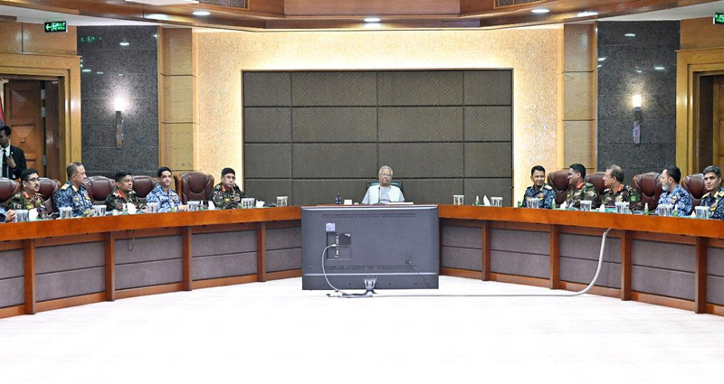 সশস্ত্র বাহিনীকে নির্বাচনে নিরপেক্ষভাবে দায়িত্ব পালনের আহ্বান প্রধান উপদেষ্টার