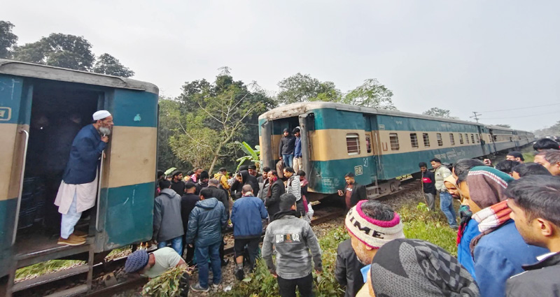 কালীগঞ্জে চলন্ত ট্রেনের দুই বগি বিচ্ছিন্ন