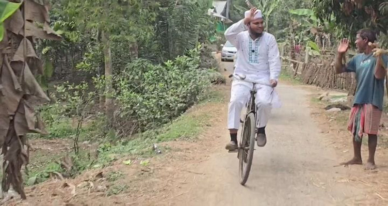 ​সাইকেলে চড়ে গ্রামের মানুষের দুয়ারে এমপি সালাহউদ্দিন আইউবী