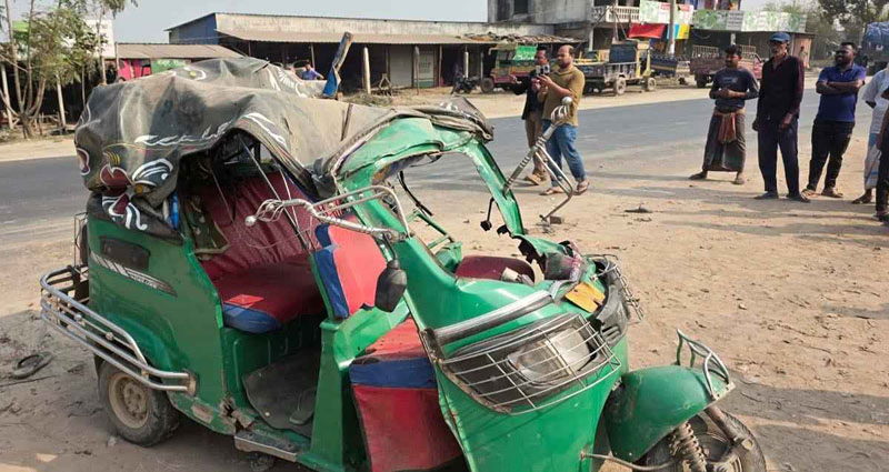 ট্রাকচাপায় দুমড়েমুচড়ে গেল অটোরিকশা, ৫ জনের মৃত্যু