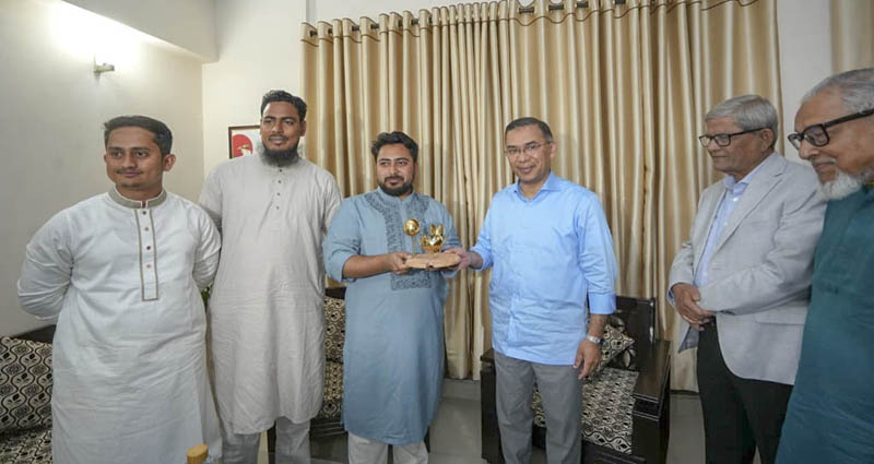 নাহিদ ইসলামের বাসায় তারেক রহমান