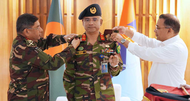 দুই সেনা কর্মকর্তাকে র‍্যাংক ব্যাজ পরিয়ে দিলেন প্রধানমন্ত্রী